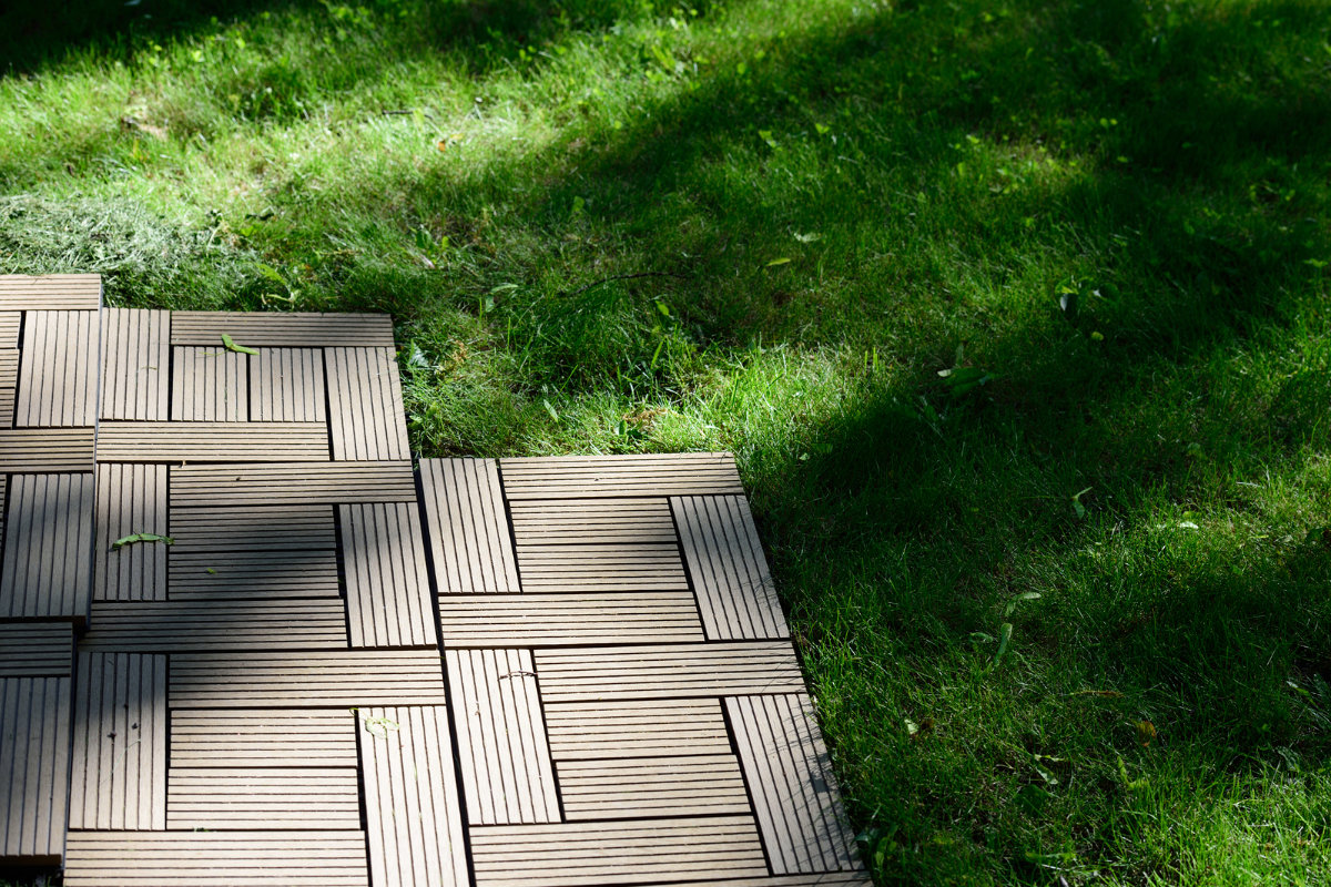 Correspondent Helemaal droog Savant Houten terrastegels: Info, voor- en nadelen & Prijzen